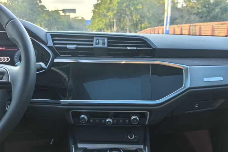 Audi Q3 2019 car image #23