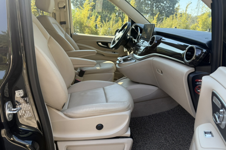 Mercedes-Benz V Class 2018 #23 Mercedes-Benz V Class 2018 car image #23