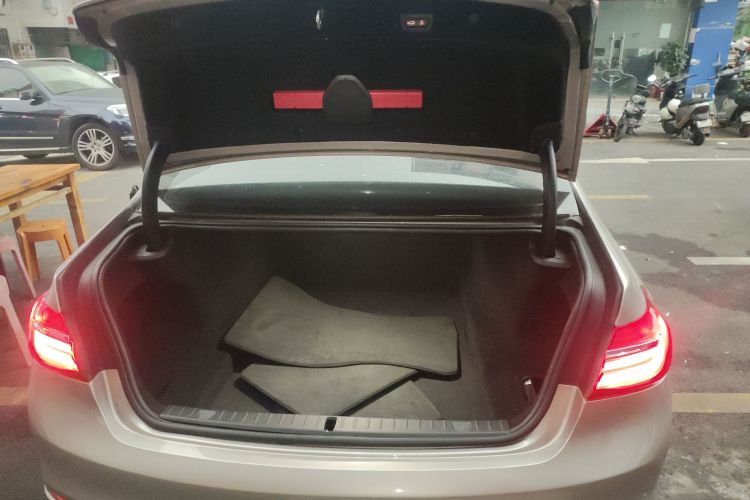 BMW 7 Series 2018 car image #23