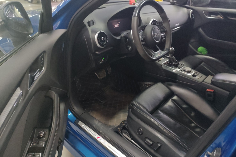 Audi RS 3 2019 car image #23