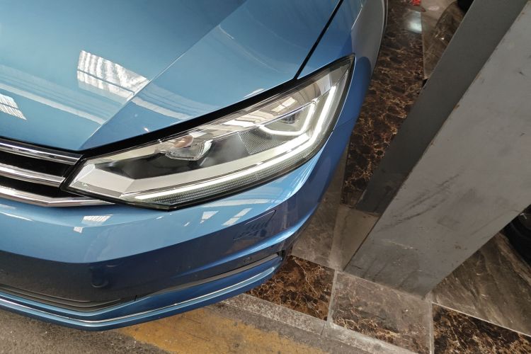 Volkswagen Touran 2018 car image #23