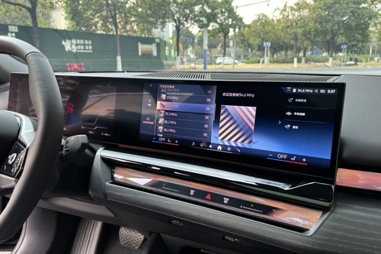 BMW i5 2024 car image #23