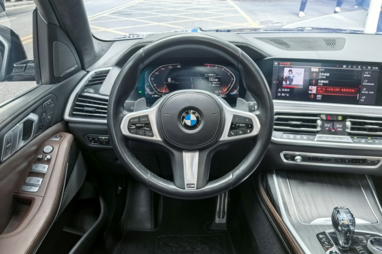 BMW X7 2020 car image #23