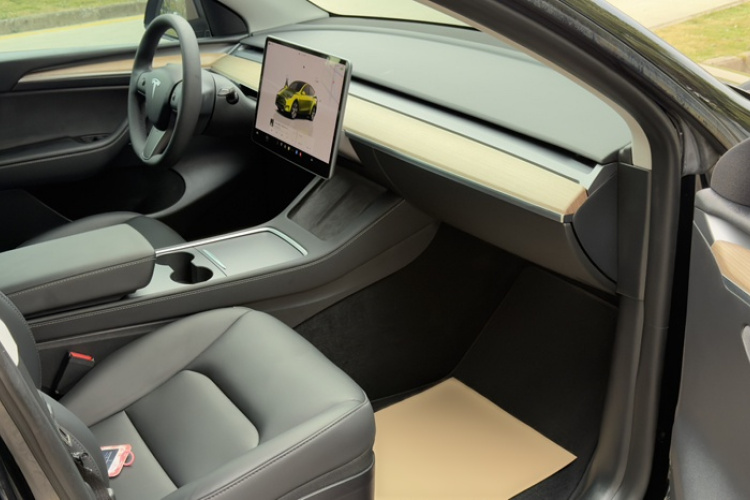 Tesla Model Y 2023 car image #23