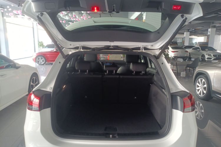 Mercedes-Benz GLA Class 2023 immagine di auto #23