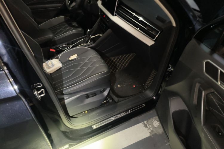 Volkswagen Tiguan L 2024 car image #23