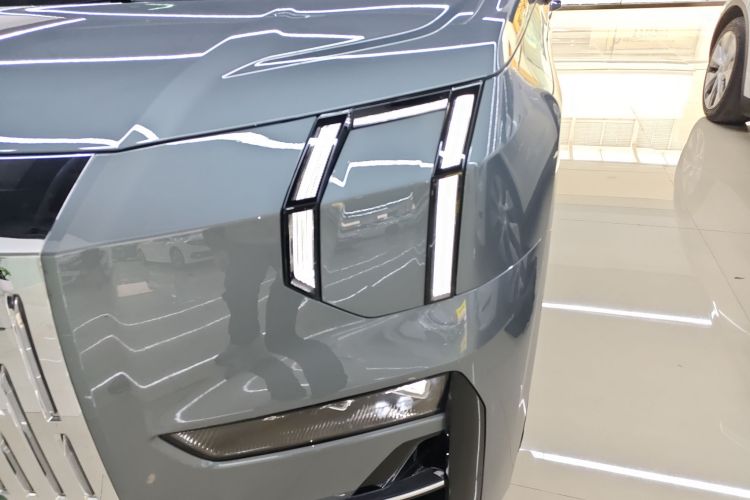 Zeekr 009 2025 car image #23