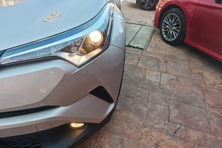 Toyota C-HR 2021 car image #23