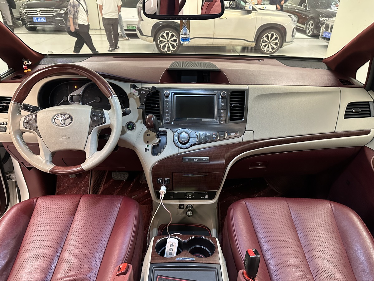 Toyota SIENNA 2014 car image #23