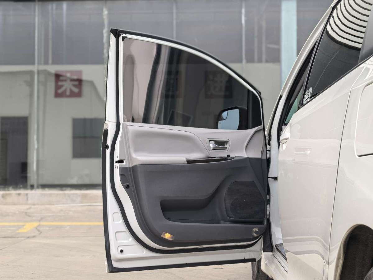 Toyota SIENNA 2019 صورة سيارة #23