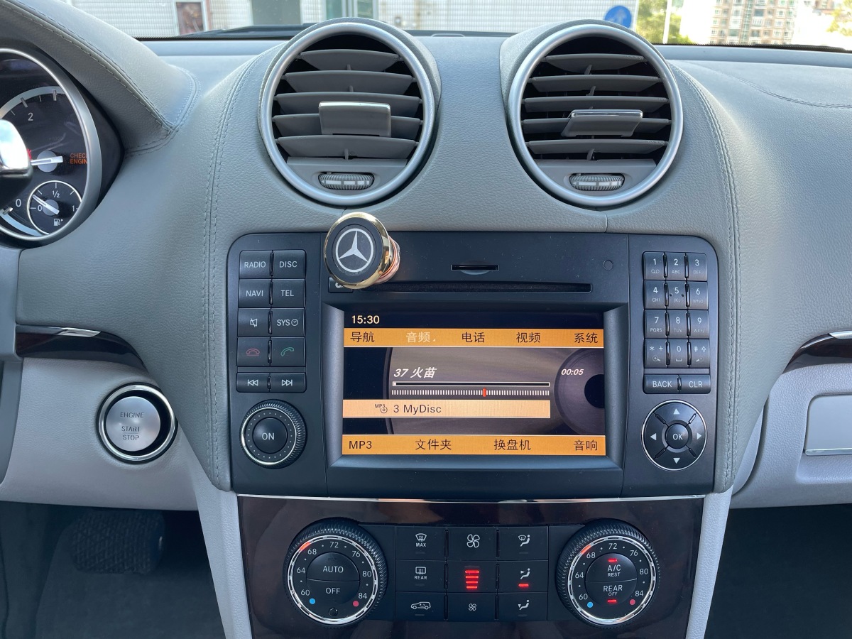 Mercedes-Benz GL Class 2010 car image #23