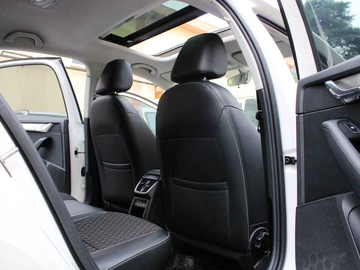 Skoda Octavia 2020 car image #23