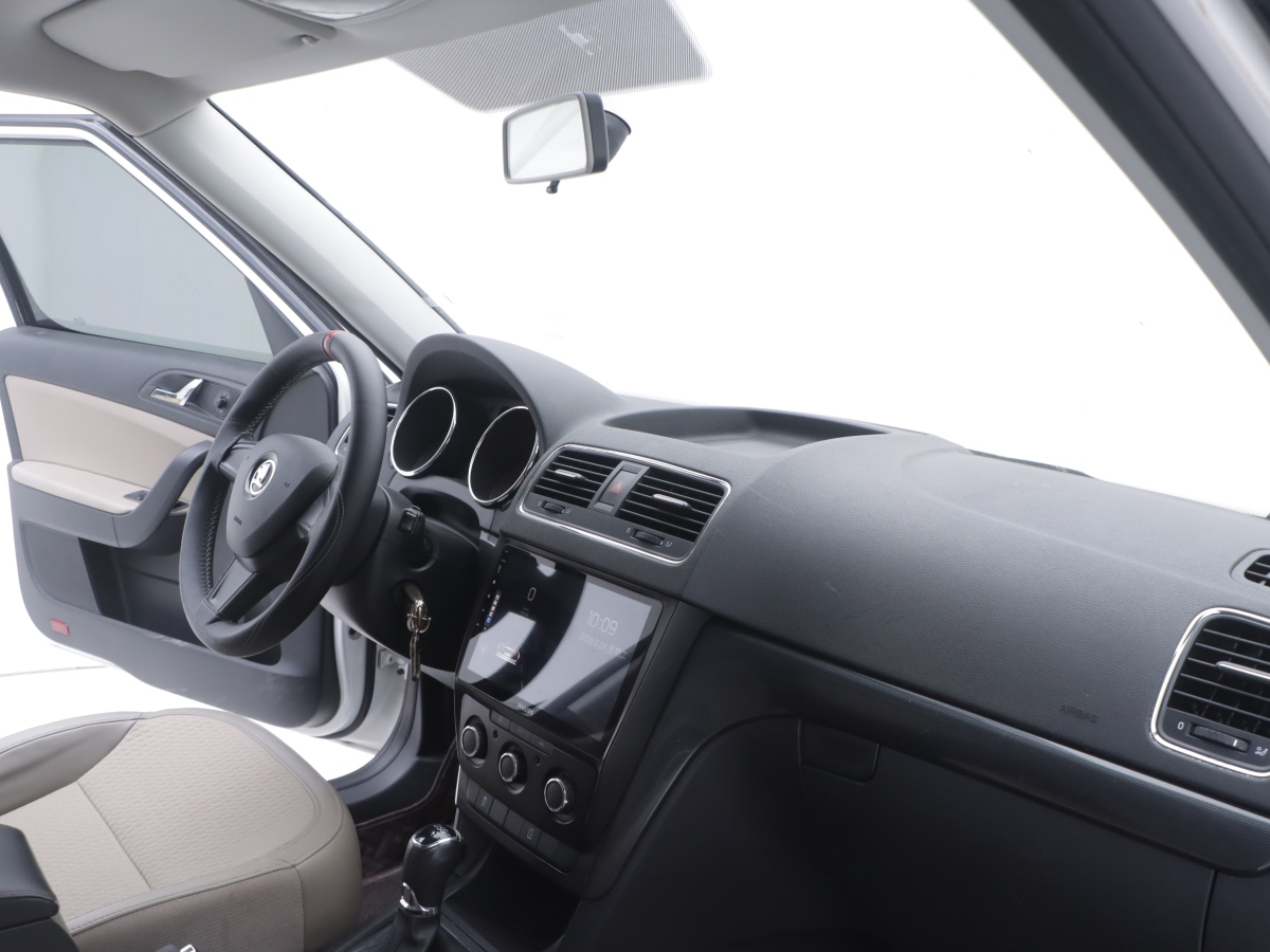 Skoda Yeti 2015 car image #23