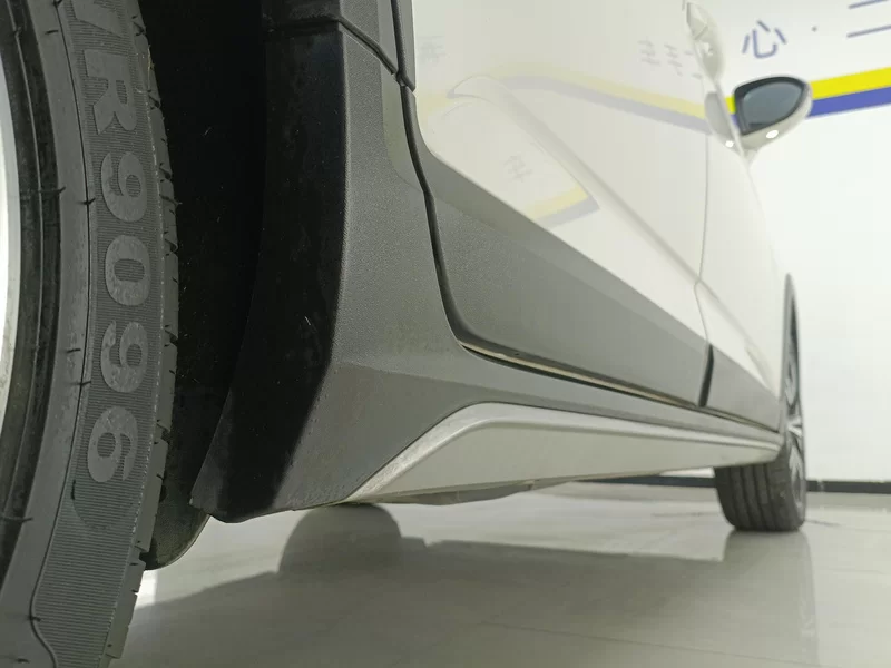 Volkswagen Touran 2021 immagine di auto #23