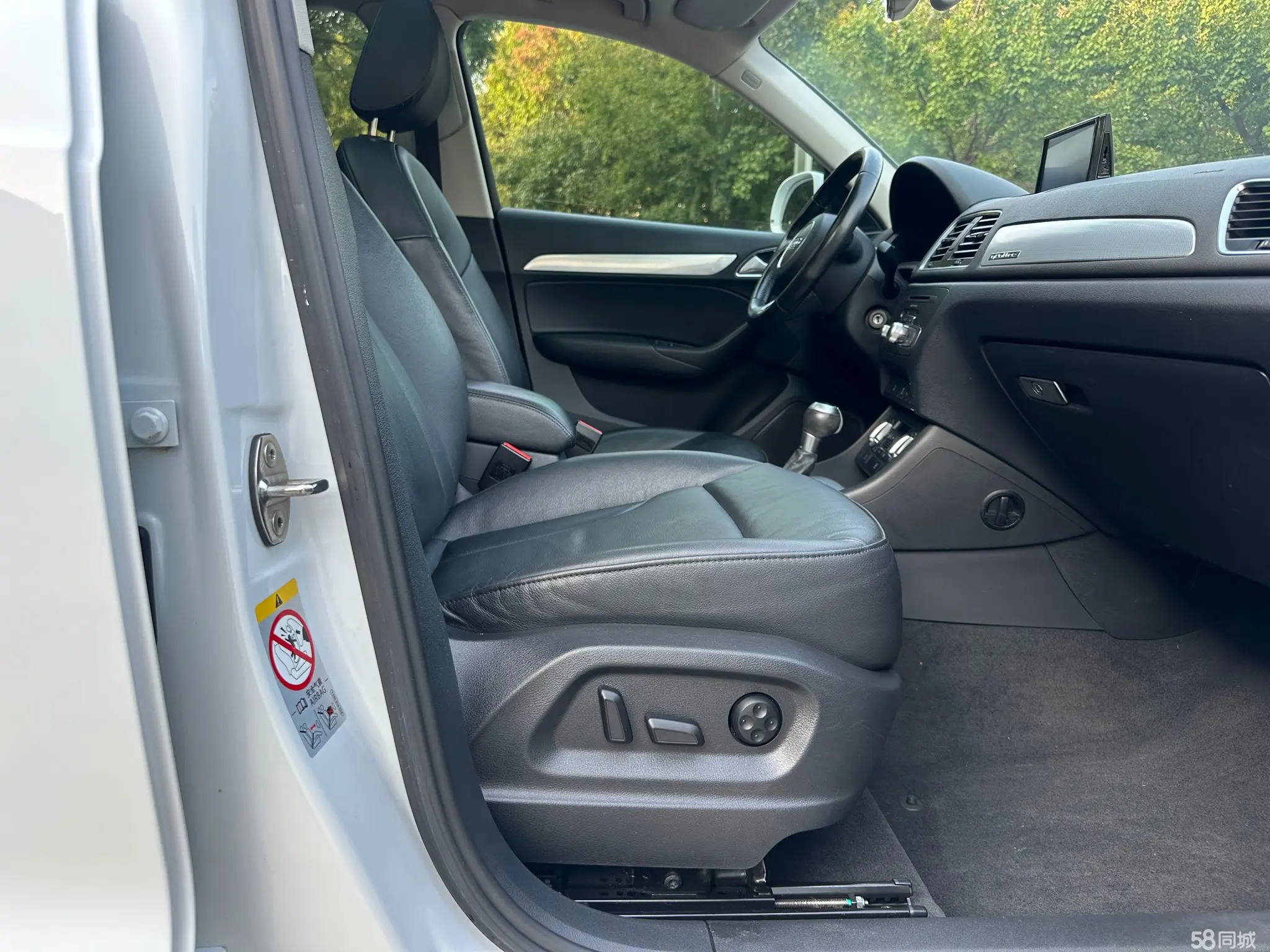 Audi Q3 2015 car image #23