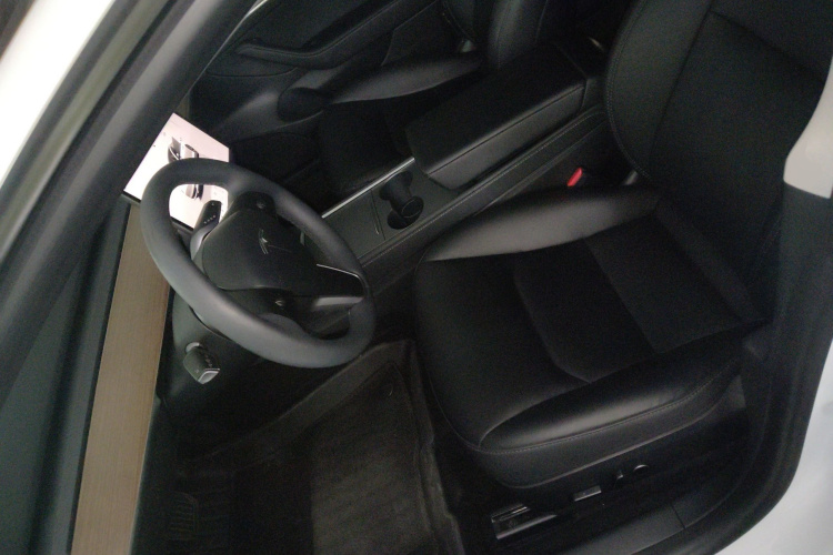 Tesla Model 3 2023 car image #19