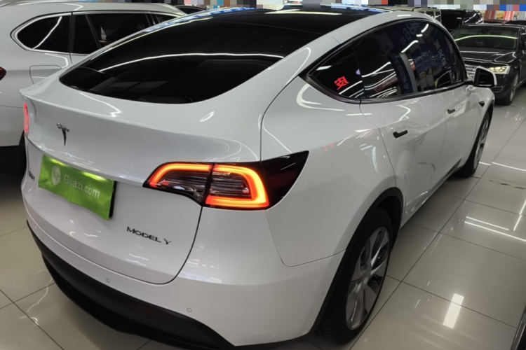 Tesla Model Y 2023 #5 Tesla Model Y 2023 car image #5