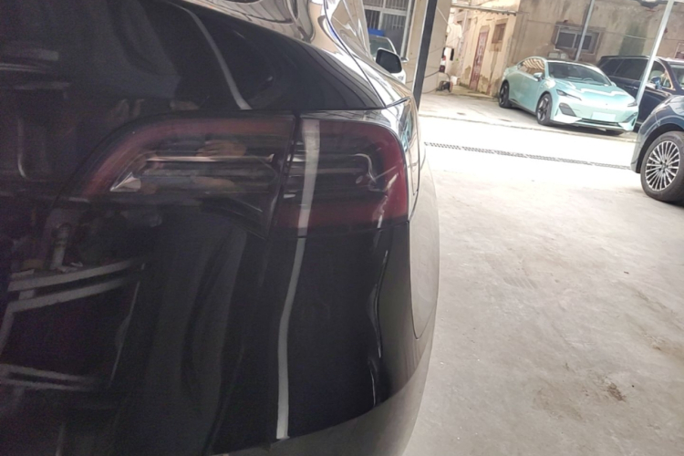 Tesla Model Y 2023 car image #8