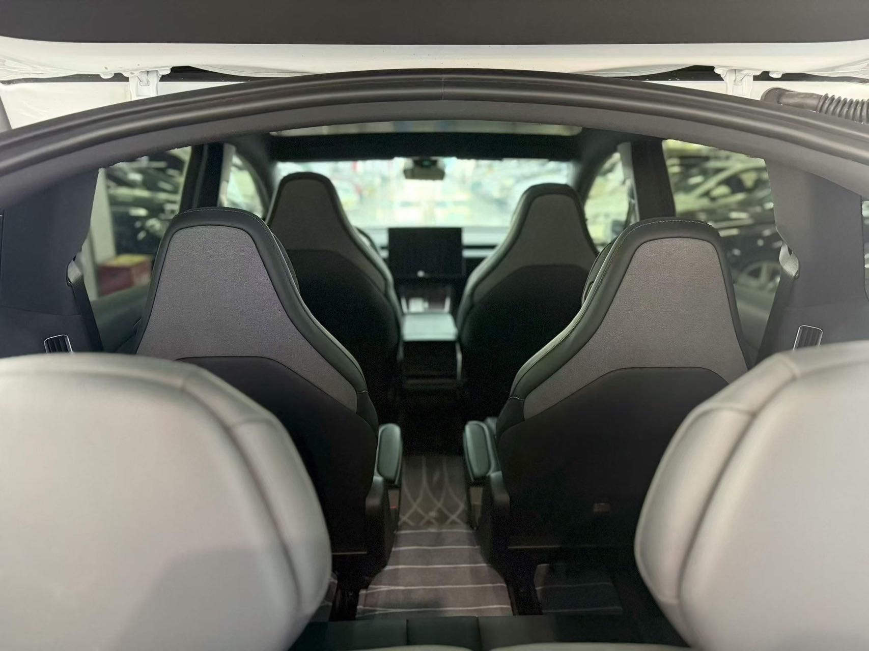 Tesla Model Y L 2025 car image #5