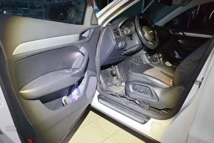 Audi Q3 2018 car image #18