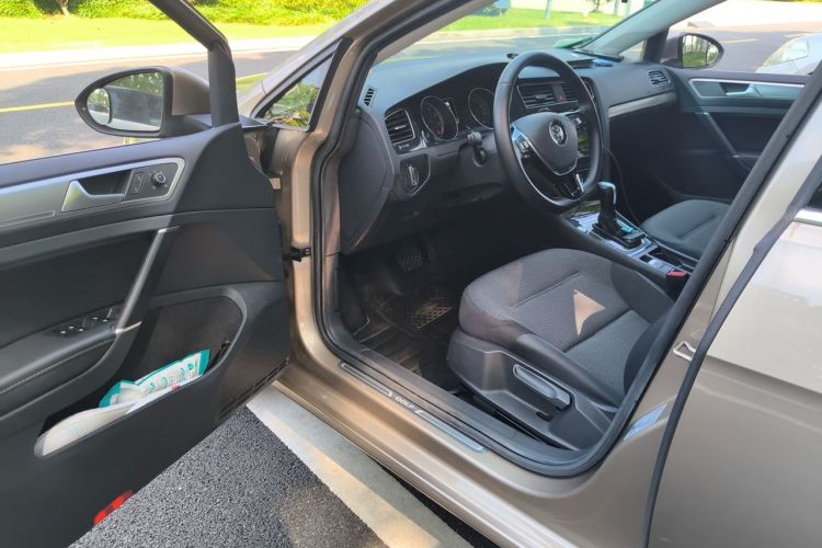 Volkswagen Golf 2020 car image #9