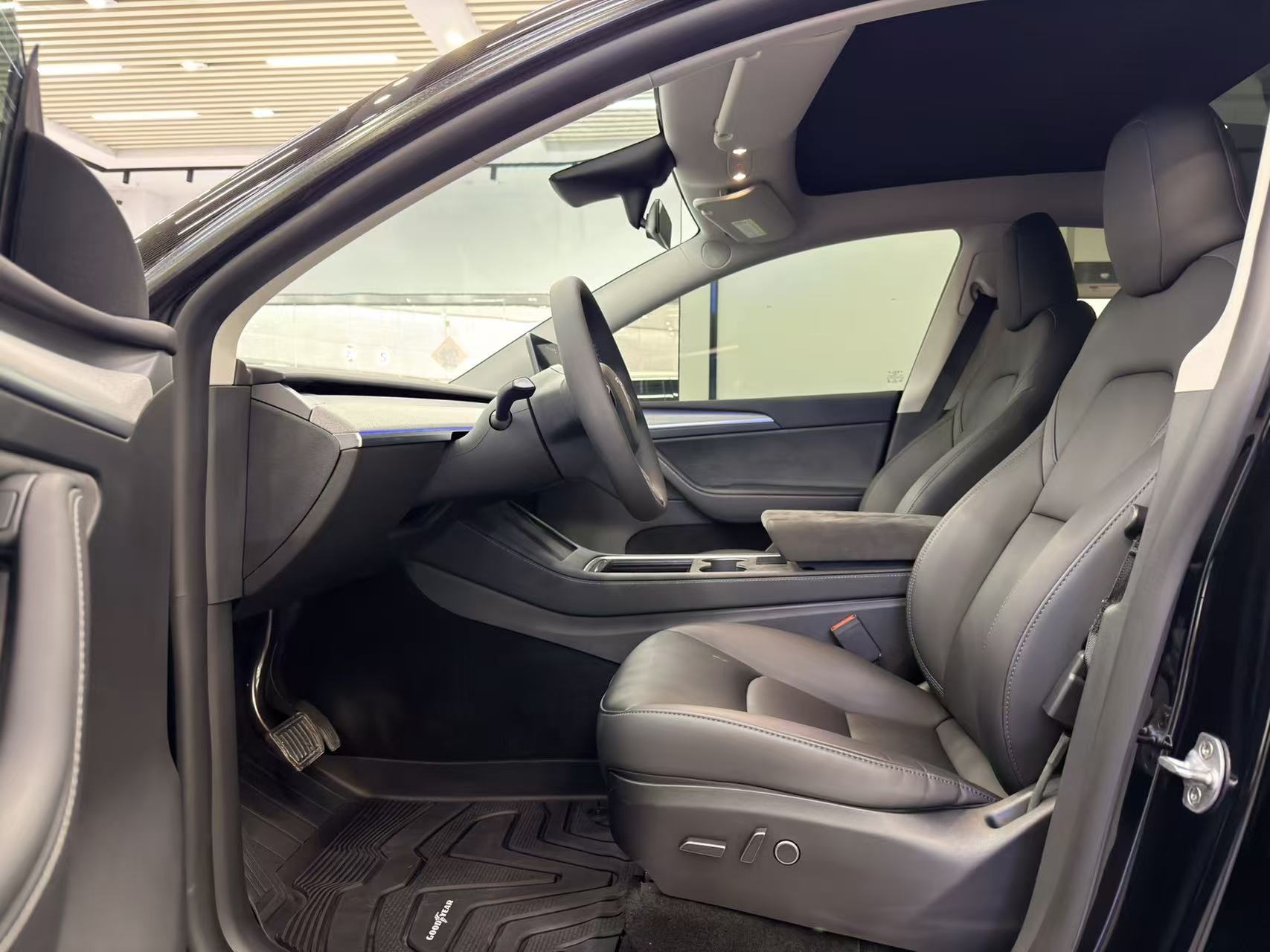 Tesla Model Y 2023 #8 Tesla Model Y 2023 car image #8