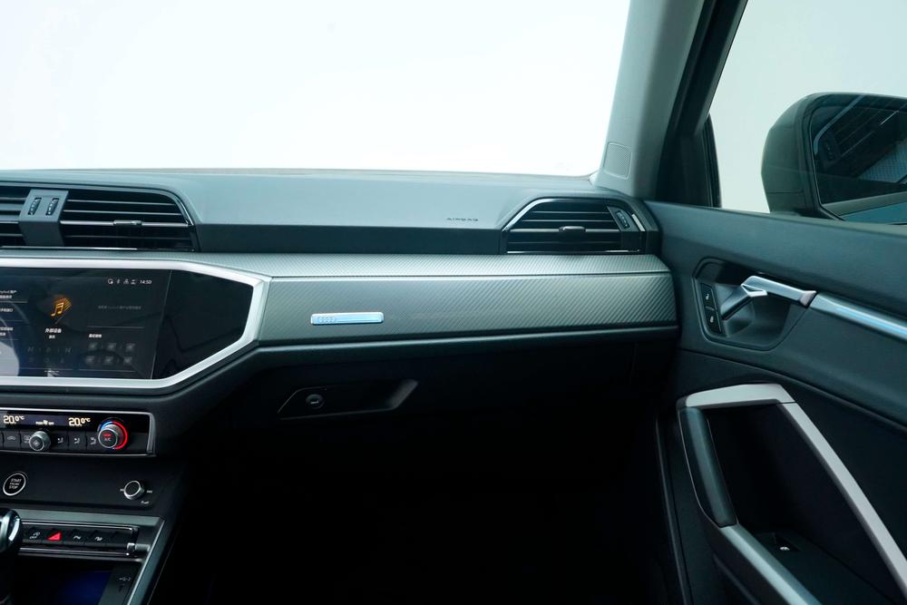 Audi Q3 2022 car image #11