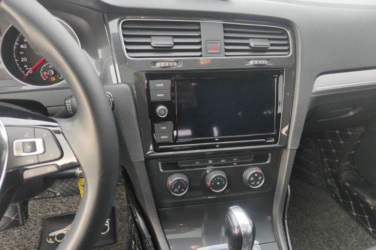 Volkswagen Golf 2019 car image #13