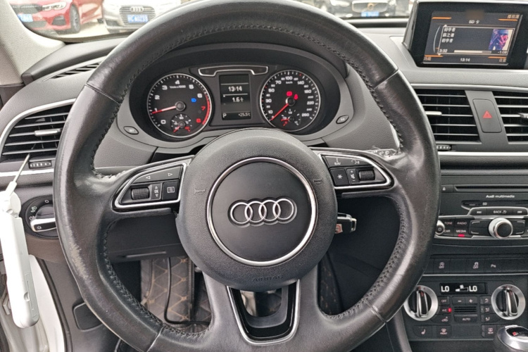 Audi Q3 2016 car image #11