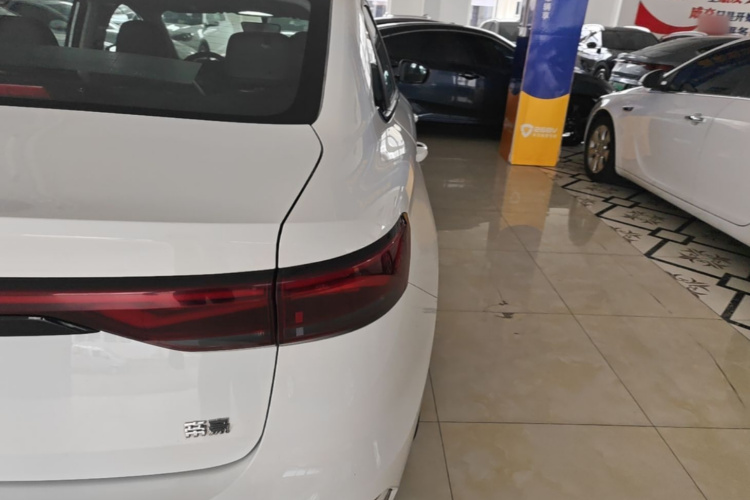 GEELY Emgrand 2021 car image #8