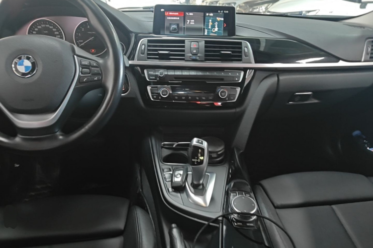 BMW 3 Series 2019 car image #10