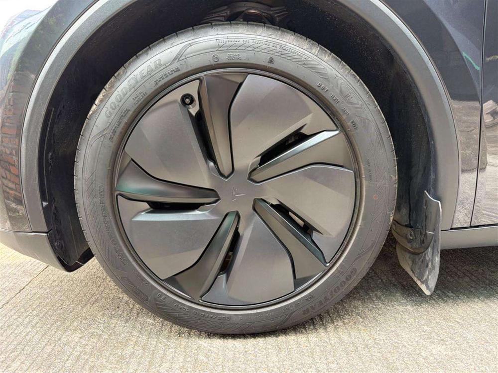 Tesla Model Y 2025 immagine di auto #9