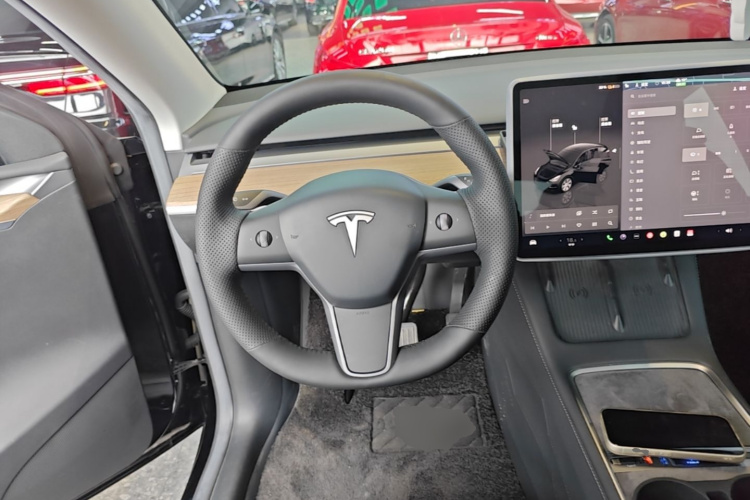 Tesla Model Y 2023 car image #11