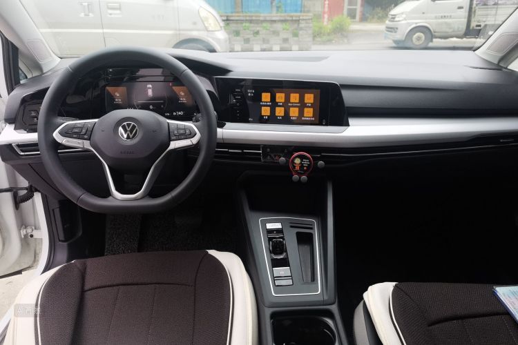 Volkswagen Golf 2023 car image #11