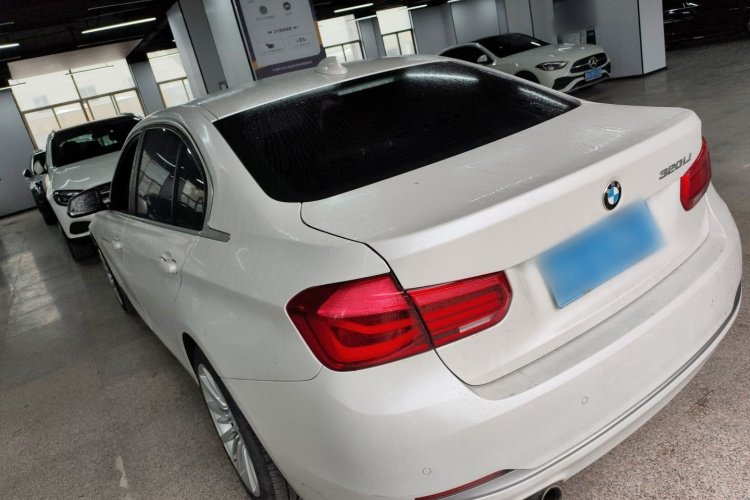 BMW 3 Series 2018 immagine di auto #5