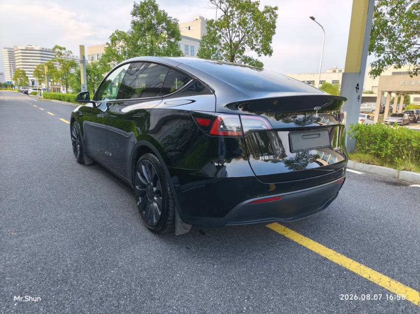 Tesla Model Y 2024 #6 Tesla Model Y 2024 car image #6