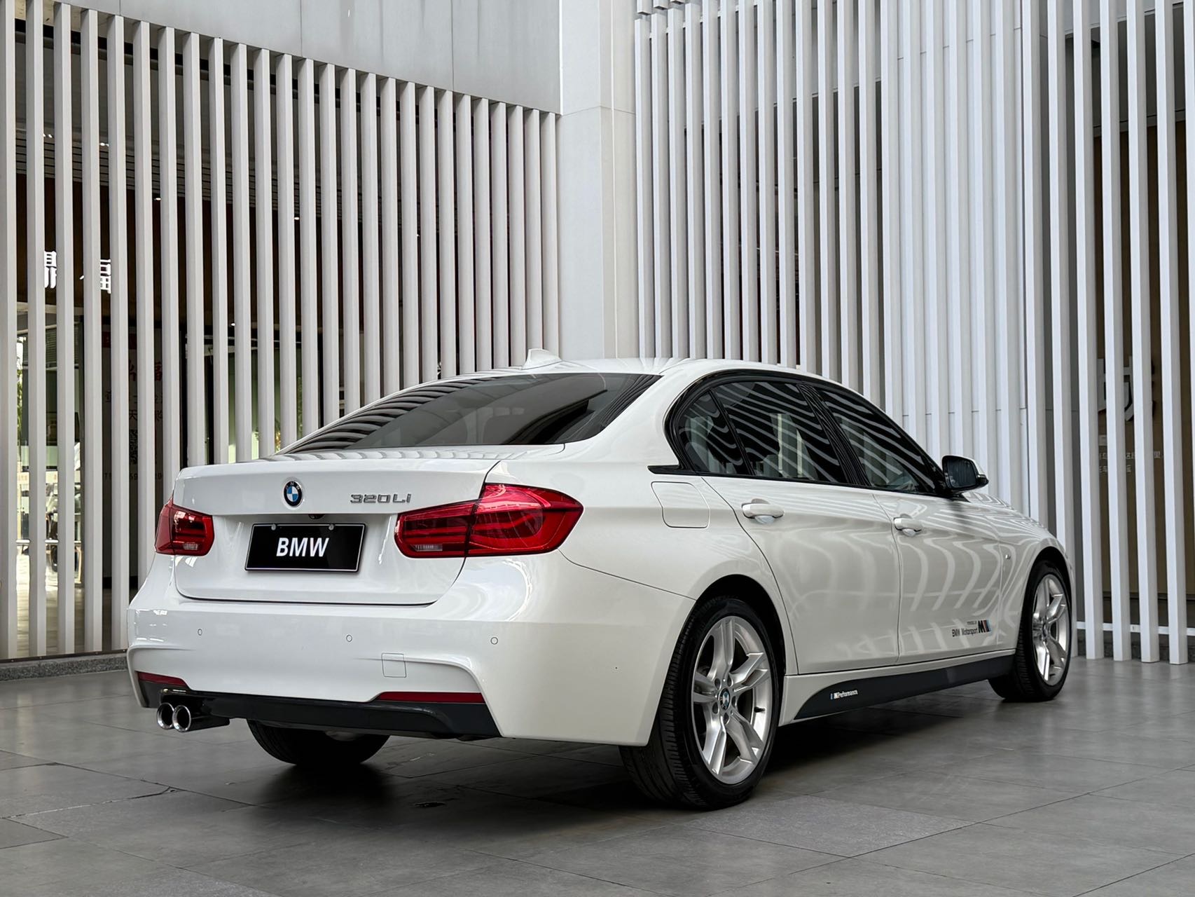 BMW 3 Series 2019 car image #12