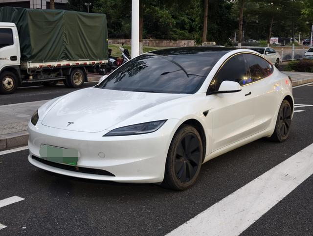 Tesla Model 3 2025 immagine di auto #10