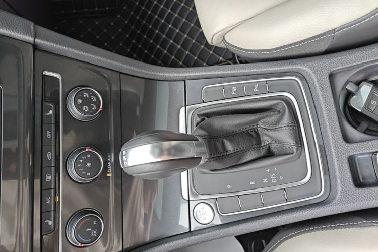 Volkswagen Golf 2017 car image #14