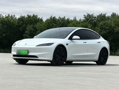 Tesla Model 3 2026 immagine di auto 