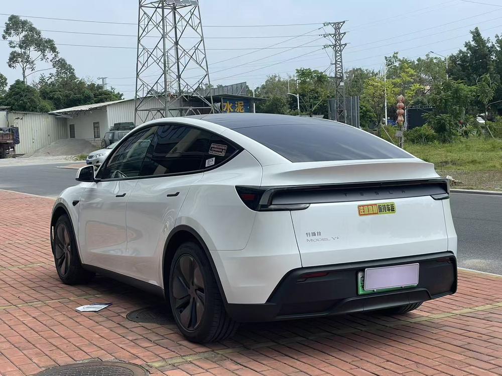 Tesla Model Y 2025 #4 Tesla Model Y 2025 car image #4