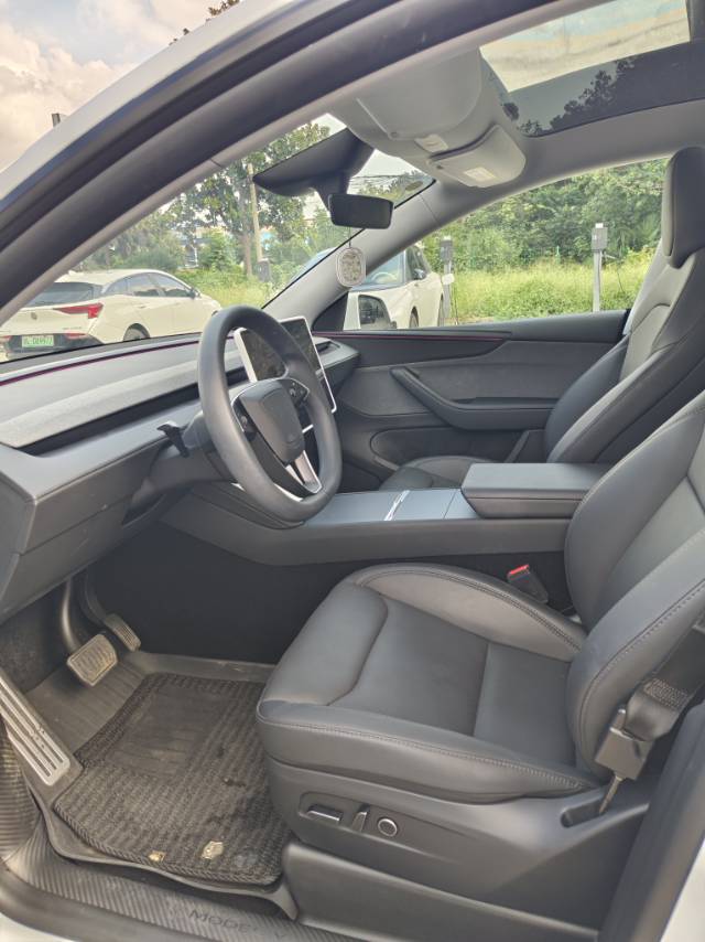 Tesla Model Y 2025 #6 Tesla Model Y 2025 car image #6