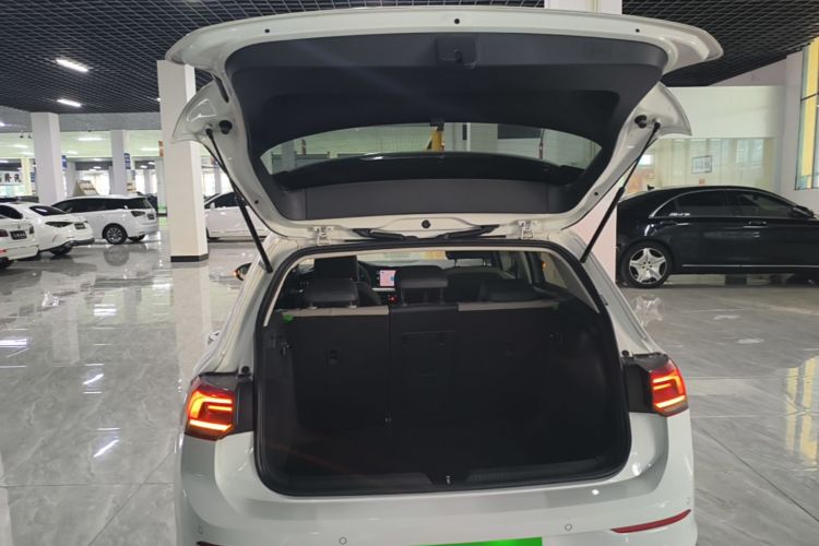 Volkswagen Golf 2023 car image #21