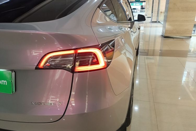 Tesla Model Y 2024 #8 Tesla Model Y 2024 car image #8
