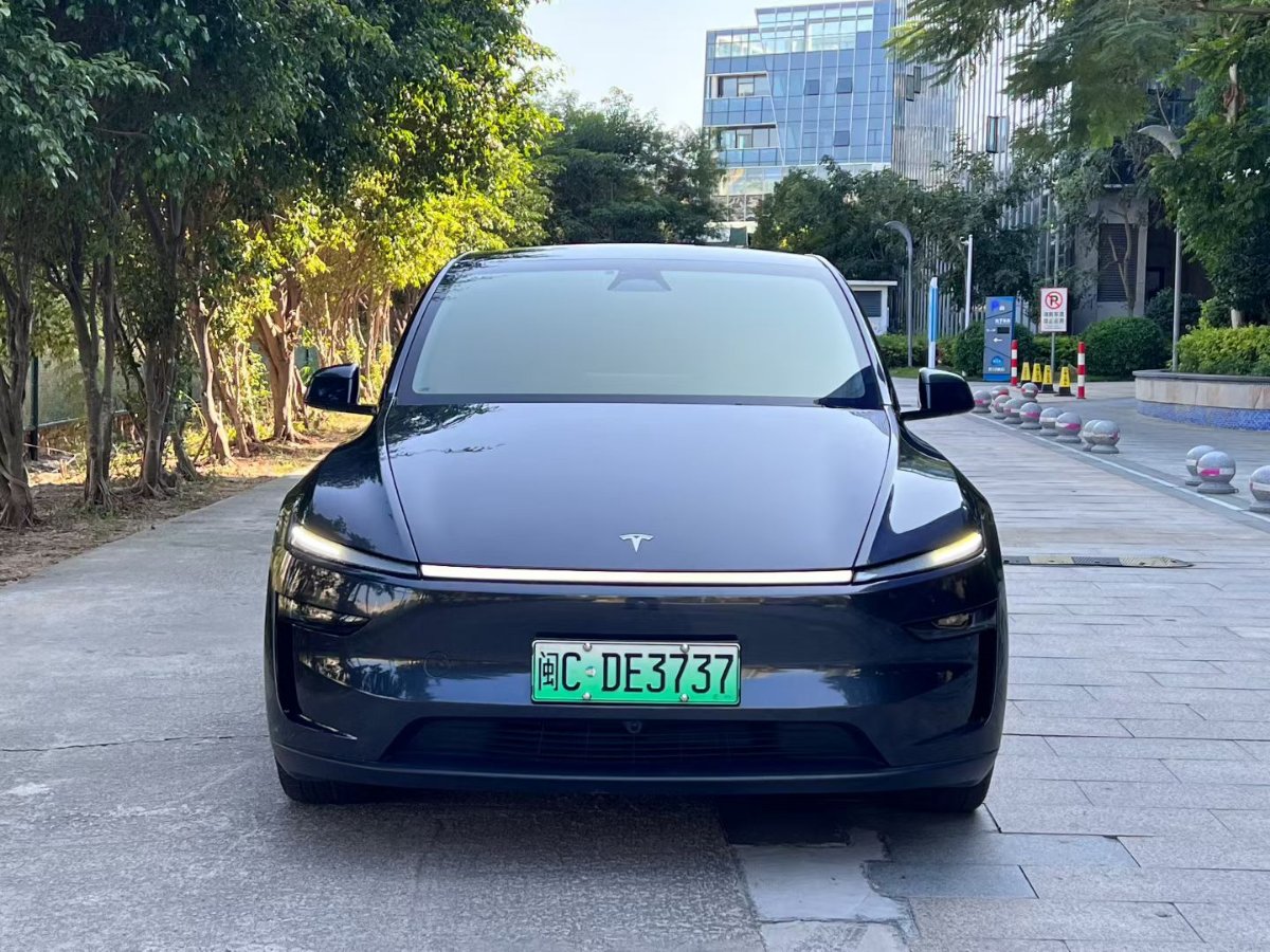 Tesla Model Y 2025 #2 Tesla Model Y 2025 car image #2