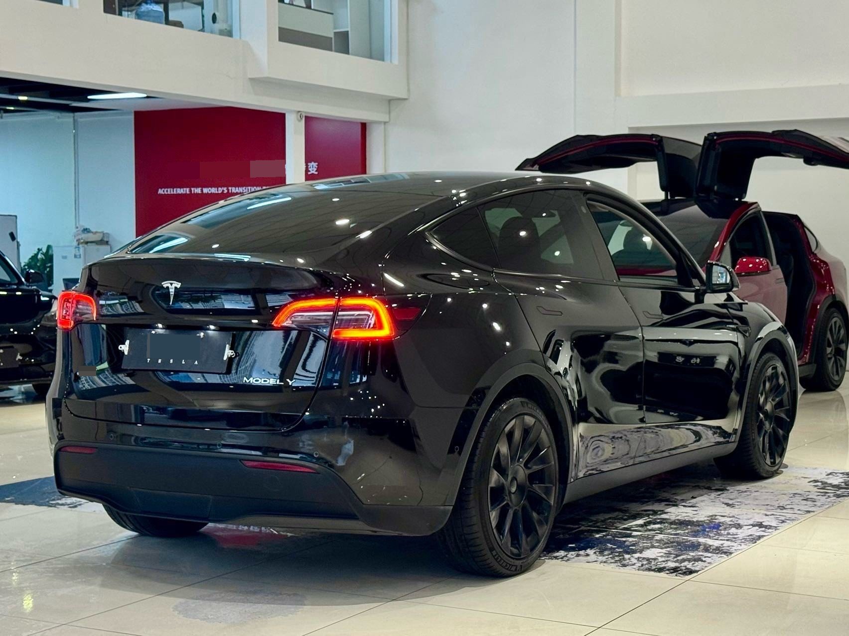 Tesla Model Y 2021 car image #14