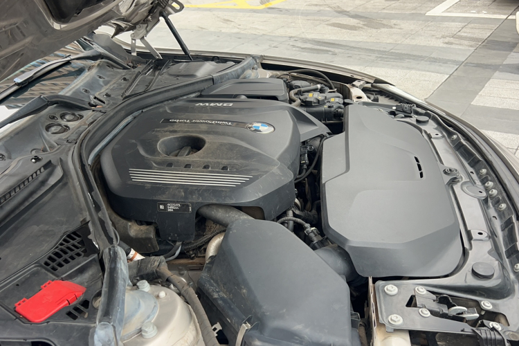BMW 3 Series 2018 car image #16