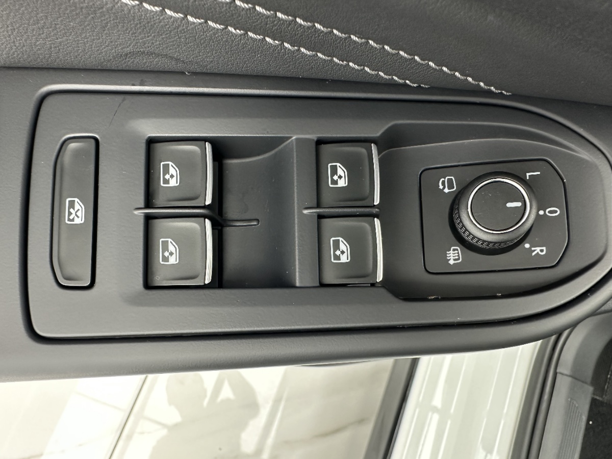 Volkswagen Golf 2023 car image #12