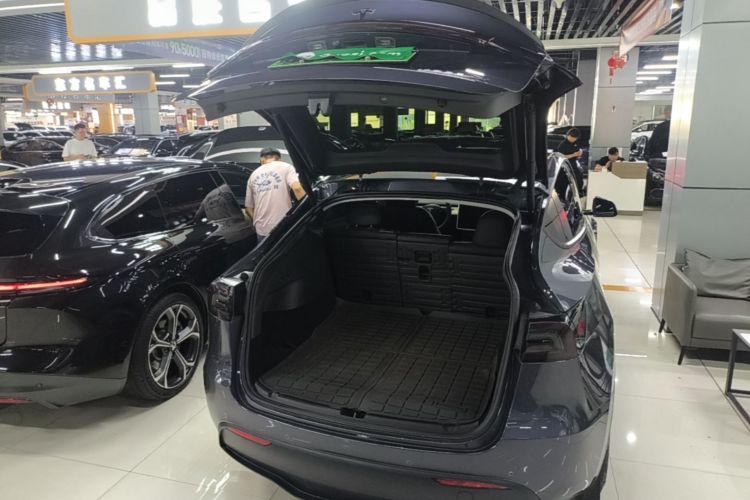 Tesla Model Y 2023 immagine di auto #19