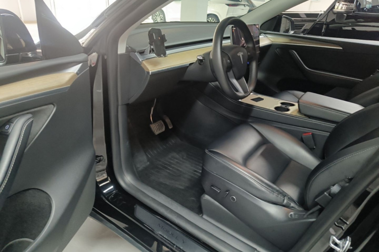 Tesla Model Y 2023 #16 Tesla Model Y 2023 car image #16